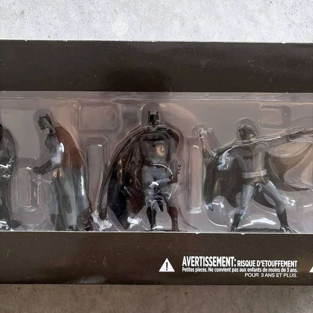 NEW DC Collectibles Batman Black & White Mini Figure 7 Pack, Series 1